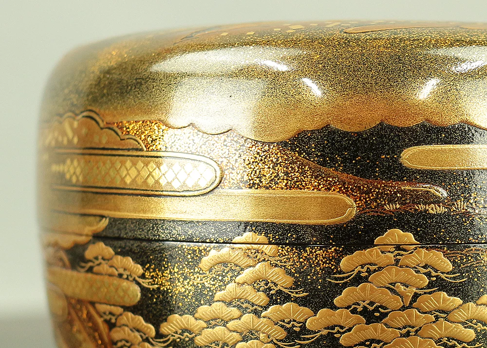 ２代目荒井正春 Arai Masaharu 2nd (b1952) Refined Gold Makie Lacquer Nashiji Pine Tree Pagoda Sansui Landscape Natsume Tea Caddy with Original Box VA585 - Image 12