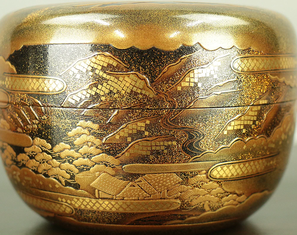 ２代目荒井正春 Arai Masaharu 2nd (b1952) Refined Gold Makie Lacquer Nashiji Pine Tree Pagoda Sansui Landscape Natsume Tea Caddy with Original Box VA585 - Image 15