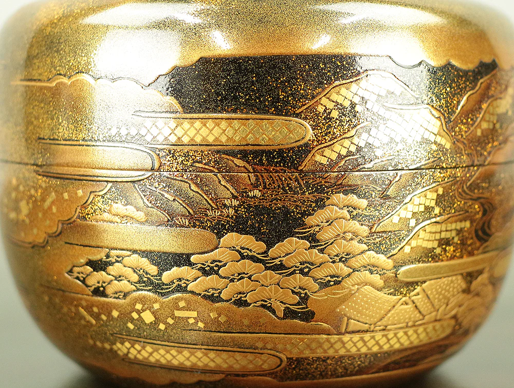 ２代目荒井正春 Arai Masaharu 2nd (b1952) Refined Gold Makie Lacquer Nashiji Pine Tree Pagoda Sansui Landscape Natsume Tea Caddy with Original Box VA585 - Image 19