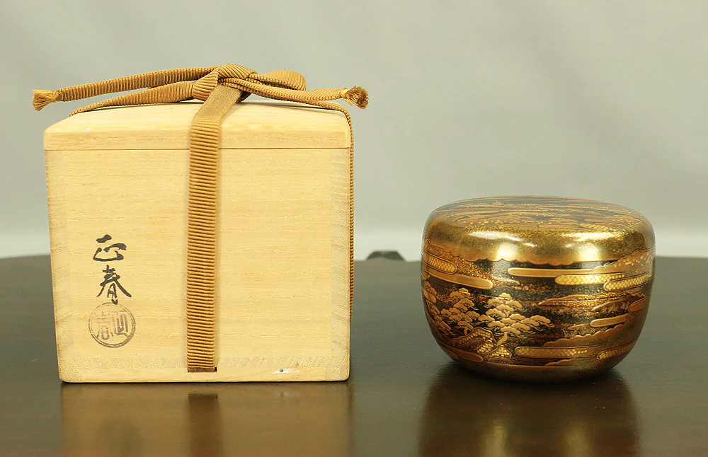 ２代目荒井正春 Arai Masaharu 2nd (b1952) Refined Gold Makie Lacquer Nashiji Pine Tree Pagoda Sansui Landscape Natsume Tea Caddy with Original Box VA585 - Image 35