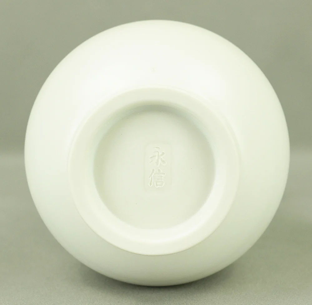 四代永澤永信 Nagasawa Eishin Ⅳ (b1938) Izushi ware White Porcelain Vase with Original Box (Tomobako) VA547 - Image 14