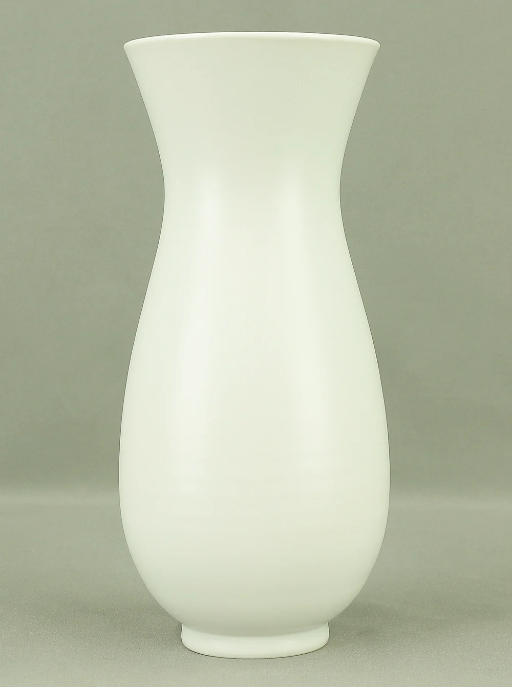 四代永澤永信 Nagasawa Eishin Ⅳ (b1938) Izushi ware White Porcelain Vase with Original Box (Tomobako) VA547 - Image 3