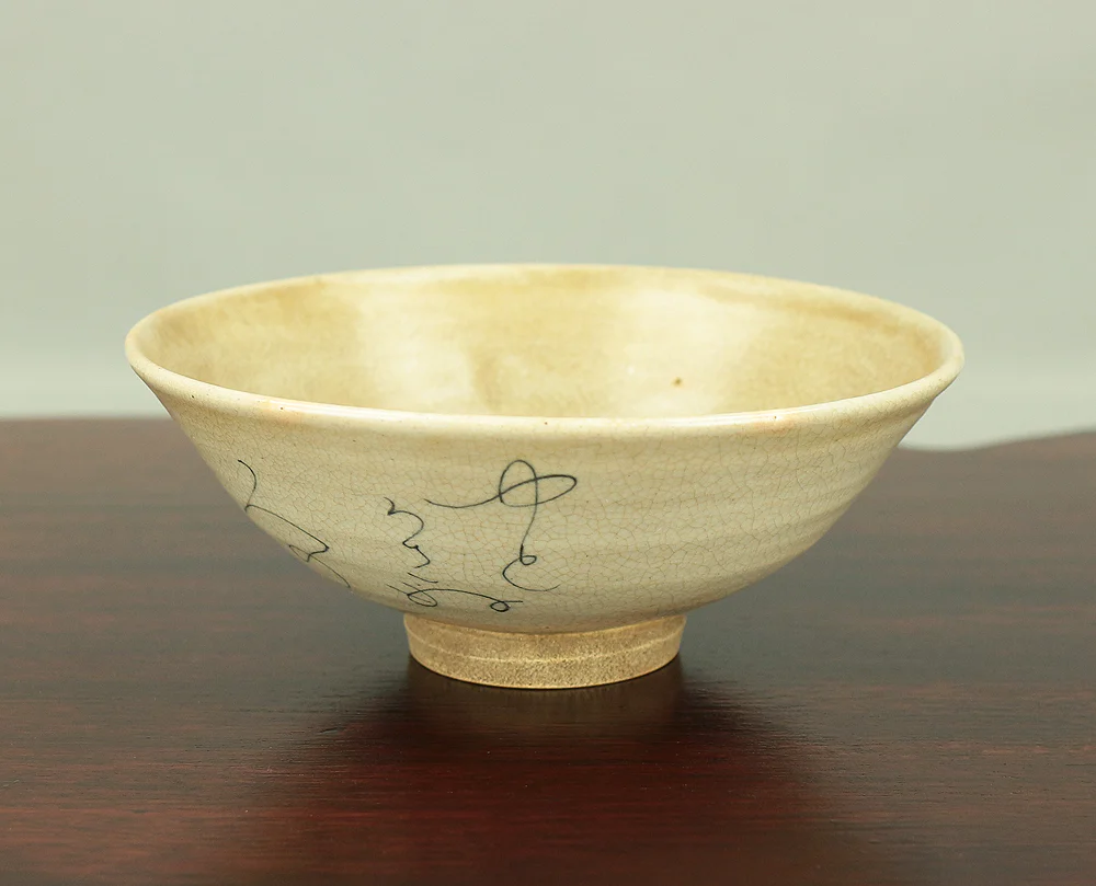 大田垣蓮月 Otagaki Rengetsu (1791-1875) Fine-point Brushes Waka Poem Flat Tea Bowl やどかさぬ 人のつらさを 情にて おぼろ月よの 花の下ぶし (Turned away at the inn I take this unkindness as grace resting instead beneath the hazy moon and evening blossoms) VA288