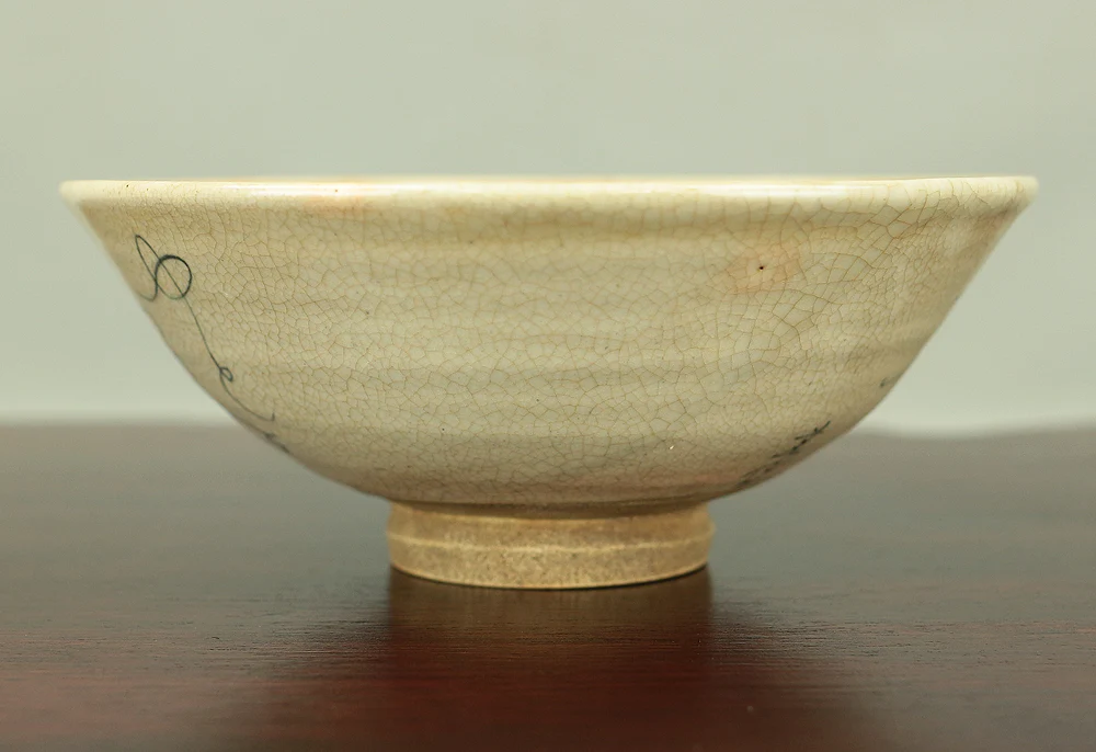 大田垣蓮月 Otagaki Rengetsu (1791-1875) Fine-point Brushes Waka Poem Flat Tea Bowl やどかさぬ 人のつらさを 情にて おぼろ月よの 花の下ぶし (Turned away at the inn I take this unkindness as grace resting instead beneath the hazy moon and evening blossoms) VA288 - Image 8