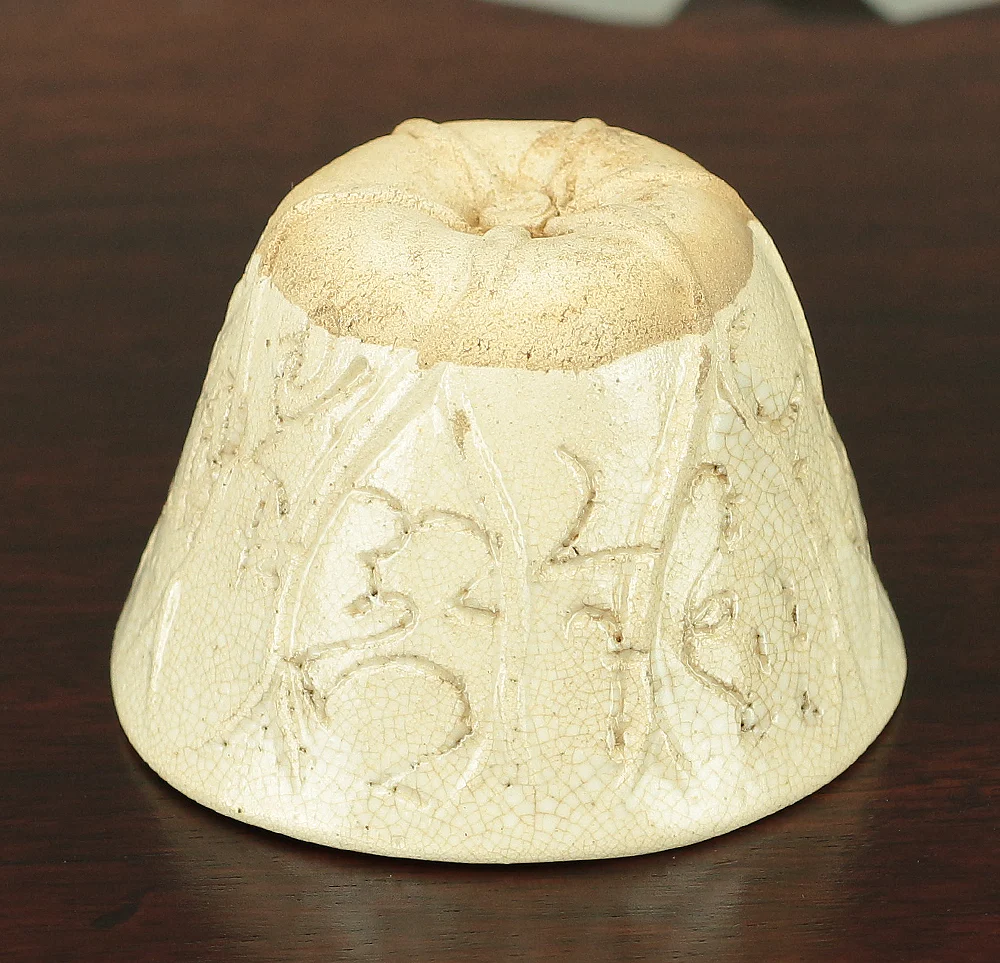 大田垣蓮月 Otagaki Rengetsu (1791-1875) Nail Carving Waka Poem Sake Cup Guinomi Sakazuki Sencha Cup ひさごもて 汲もえつべき かげながら あはれはふかし 山の井の月 (Though it seems I could scoop this up with a gourd its beauty is deep - the moon in a mountain well.) VA310 - Image 10