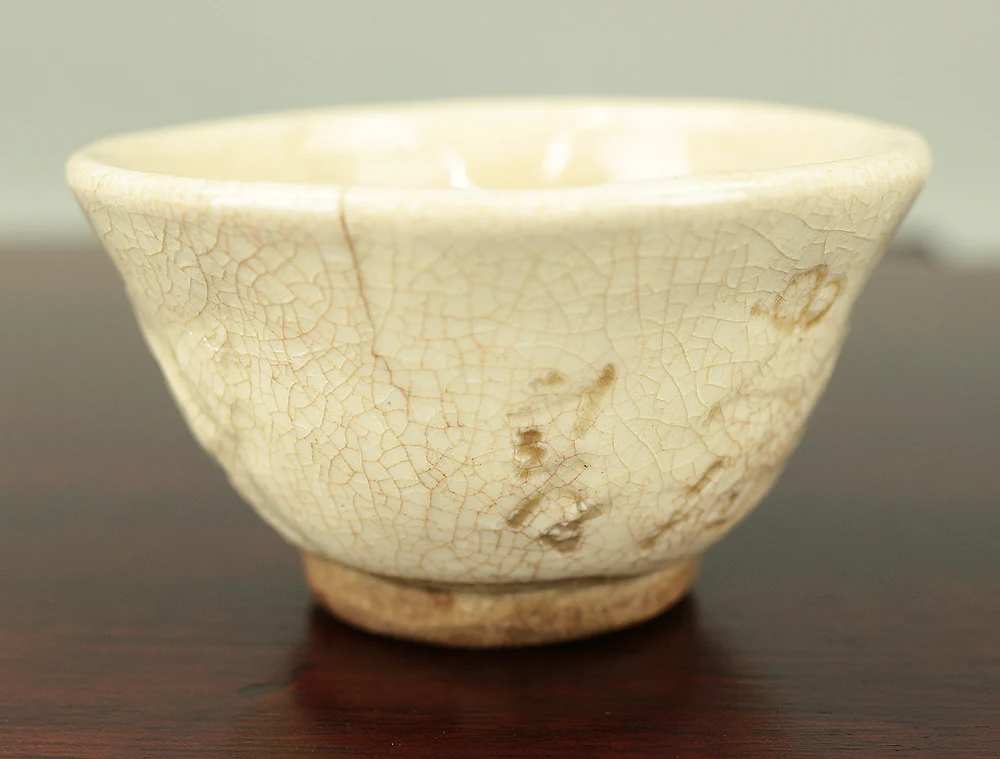 大田垣蓮月 Otagaki Rengetsu (1791-1875) Nail Carving Waka Poem Sake Cup Guinomi Sakazuki Sencha Cup 鶯の つまやこもると ゆかしきは 梅咲かこむ 庵の八重がき (Is the warbler’s lover hidden there? I’d like to peek into the plum blossoms ringing this rustic hut.) VA287 - Image 6