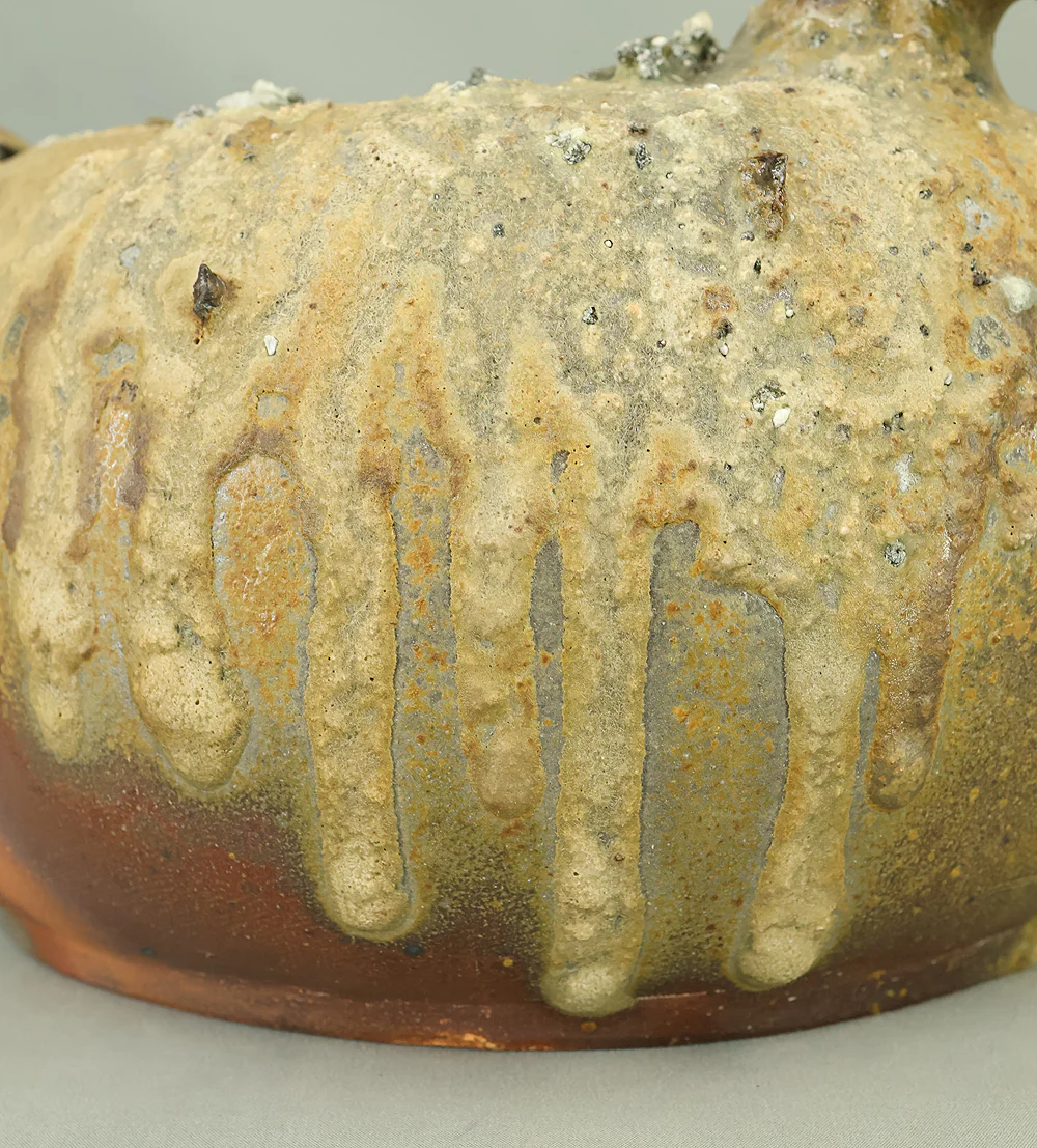 與那覇朝一 Yonaha Choichi (b1936) Shoulder Carried Sake Bottle「抱瓶」Dachibin with Original Box (Tomobako) VA976 - Image 18