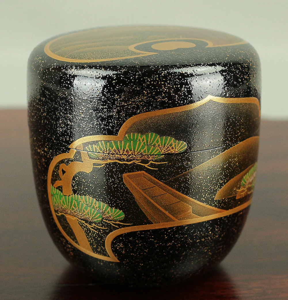 藤原昭二 Fujiwara Shoji (b1964) Gold Makie lacquered 'Pine Tree, Wave, and Boat Scenery' Natsume Tea Caddy / Japanese tea ceremony utensil with Original Box (Tomobako) VA206 - Image 3