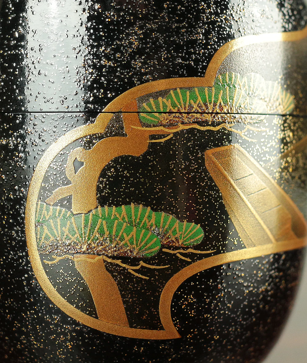 藤原昭二 Fujiwara Shoji (b1964) Gold Makie lacquered 'Pine Tree, Wave, and Boat Scenery' Natsume Tea Caddy / Japanese tea ceremony utensil with Original Box (Tomobako) VA206 - Image 4