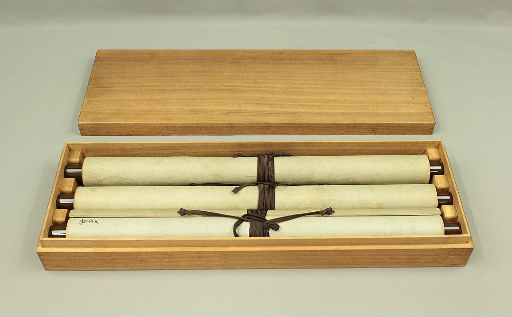 橋本菱華 Hashimoto Ryoka Japanese art a set of three kakejiku kakemono wall hanging scrolls / Rising Sun and Plum Blossoms, Crane and Pine, Turtle and Bamboo with Box RB962 - Image 37