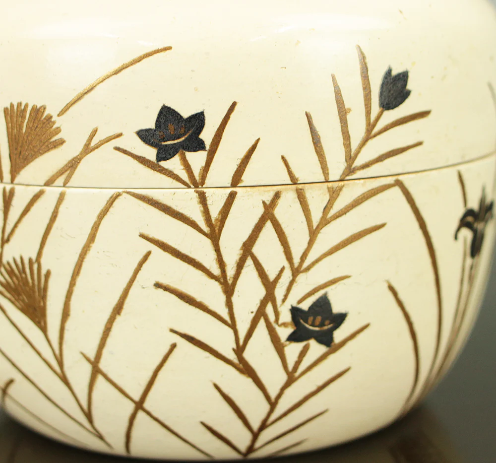稲井玉甫 Inai Gyokuho White Lacquer Spring Flowers and Plants Makie Natsume Tea Caddy with Original Box (Tomobako) VA707 - Image 11