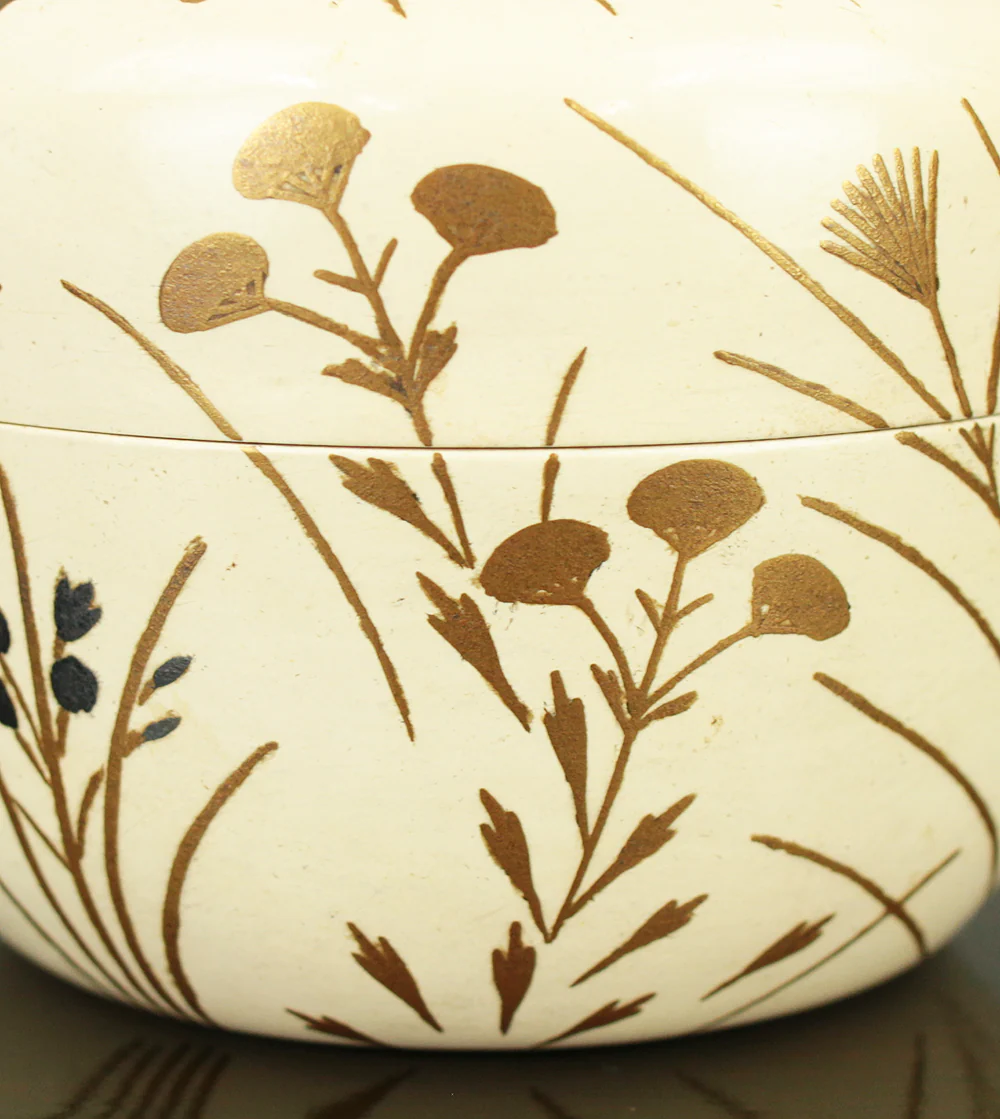 稲井玉甫 Inai Gyokuho White Lacquer Spring Flowers and Plants Makie Natsume Tea Caddy with Original Box (Tomobako) VA707 - Image 13