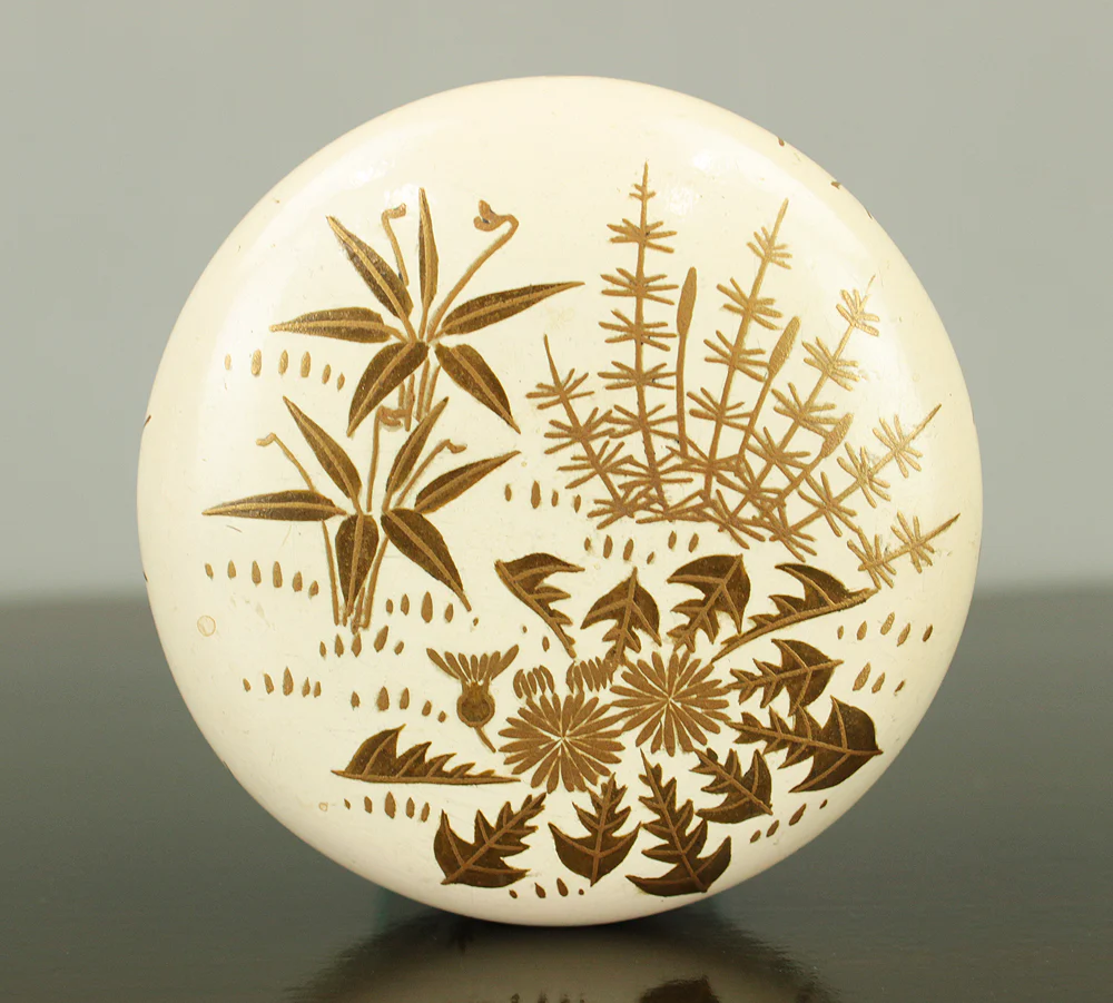 稲井玉甫 Inai Gyokuho White Lacquer Spring Flowers and Plants Makie Natsume Tea Caddy with Original Box (Tomobako) VA707 - Image 16