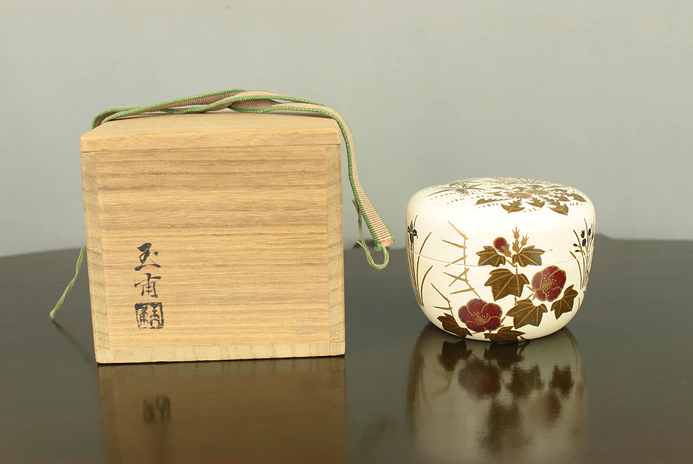 稲井玉甫 Inai Gyokuho White Lacquer Spring Flowers and Plants Makie Natsume Tea Caddy with Original Box (Tomobako) VA707 - Image 25