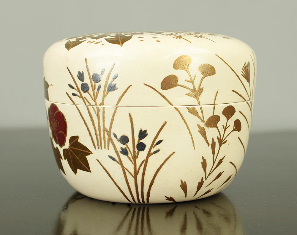 稲井玉甫 Inai Gyokuho White Lacquer Spring Flowers and Plants Makie Natsume Tea Caddy with Original Box (Tomobako) VA707 - Image 6