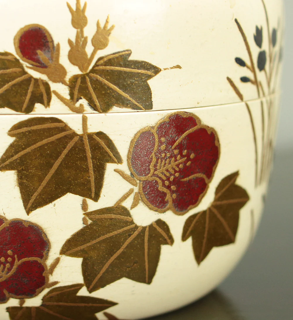 稲井玉甫 Inai Gyokuho White Lacquer Spring Flowers and Plants Makie Natsume Tea Caddy with Original Box (Tomobako) VA707 - Image 8