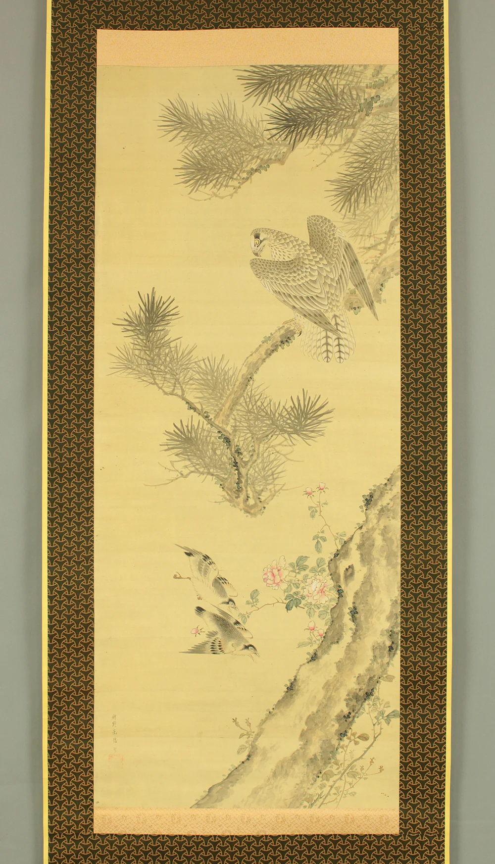 狩野光信 Kano Mitsunobu Japanese art kakejiku kakemono wall hanging scroll / Hawk Aiming at Cuckoos From Pine Trees RD196
