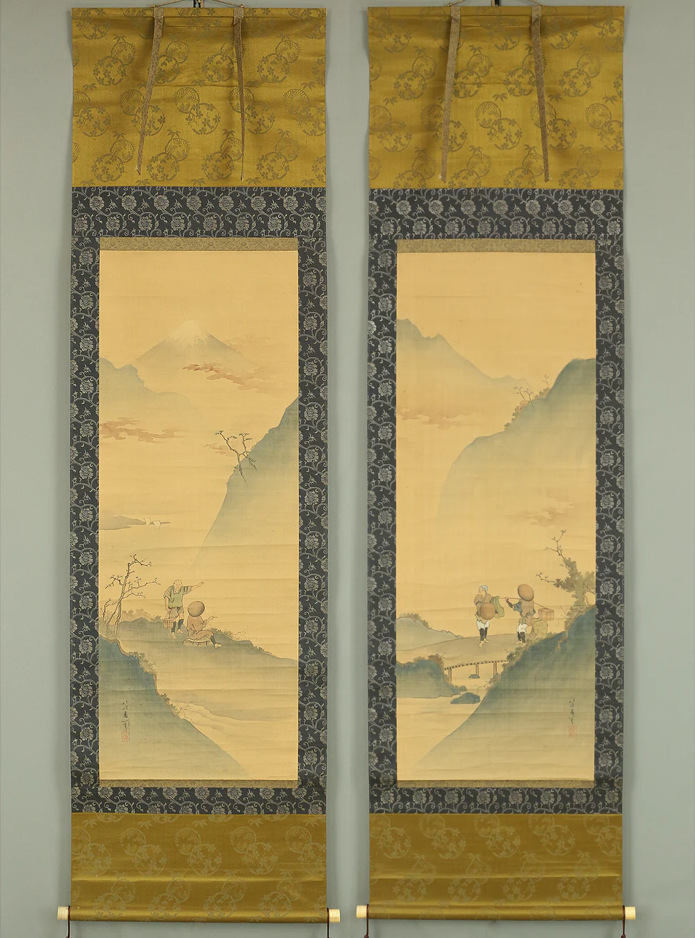 葛飾北斎 Katsushika Hokusai (1760-1849) Japanese antique art Paired kakejiku kakemono wall hanging scrolls / Travelers and Mt. Fuji Scenery with Box A627