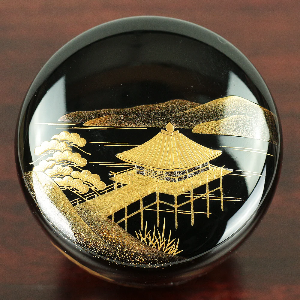 北浜宗貴 Kitahama Munetaka (b1953) Gold Makie lacquered 'Ukimido' Small Temple and Pine Tree Scenery design Chu Natsume (Middle Size Tea Caddy) / Japanese tea ceremony utensil with Original Box (Tomobako) - Image 4