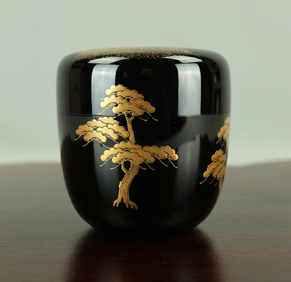 北浜宗貴 Kitahama Munetaka (b1953) Gold Makie lacquered 'Ukimido' Small Temple and Pine Tree Scenery design Chu Natsume (Middle Size Tea Caddy) / Japanese tea ceremony utensil with Original Box (Tomobako) - Image 9