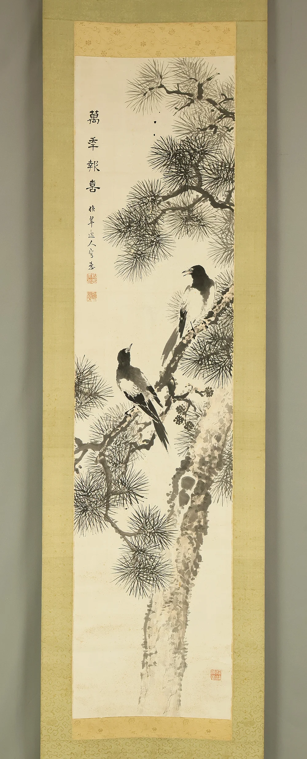 松尾晩翠 Matsuo Bansui (1877-1934) Japanese art kakejiku kakemono wall hanging scroll / Two Magpies Perched on Pine Tree with Box RD888