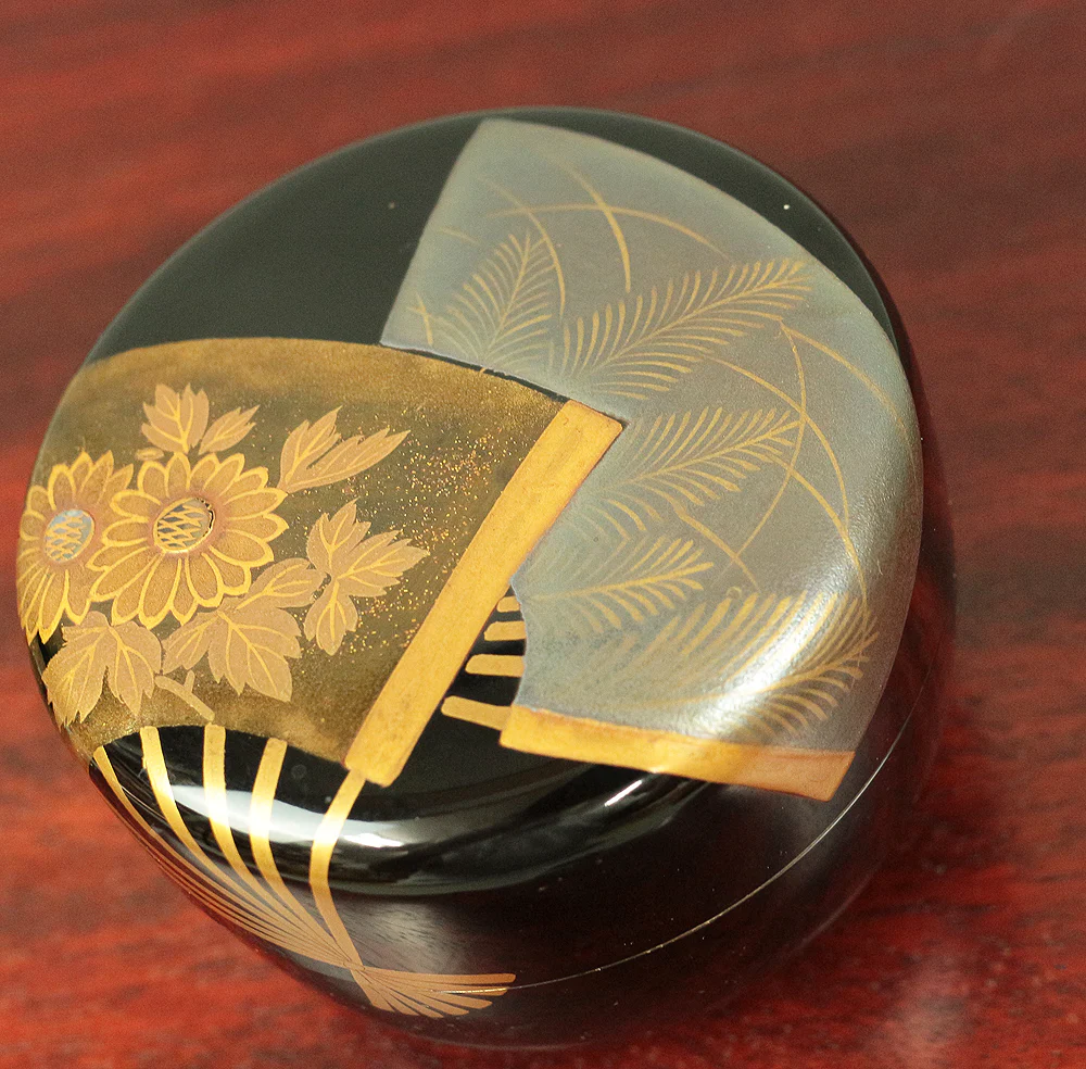 岡本陽斎 Okamoto Yosai Gold lacquered Wooden Large Black Hira Natsume Tea caddy Fan surface flower design Japanese tea ceremony utensil with Original Box / Tomobako V512 - Image 4