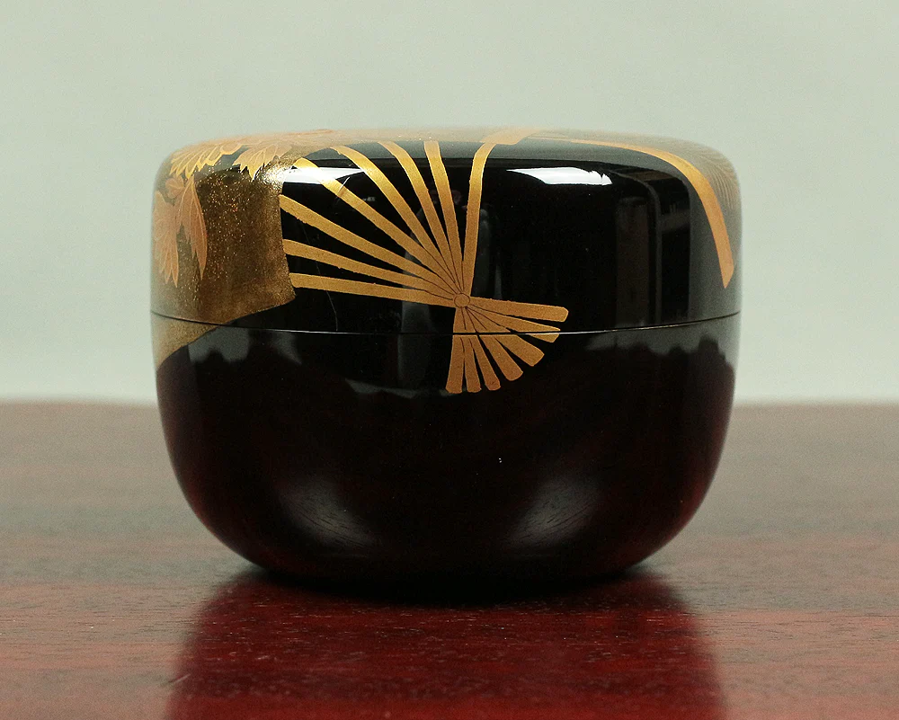 岡本陽斎 Okamoto Yosai Gold lacquered Wooden Large Black Hira Natsume Tea caddy Fan surface flower design Japanese tea ceremony utensil with Original Box / Tomobako V512 - Image 5