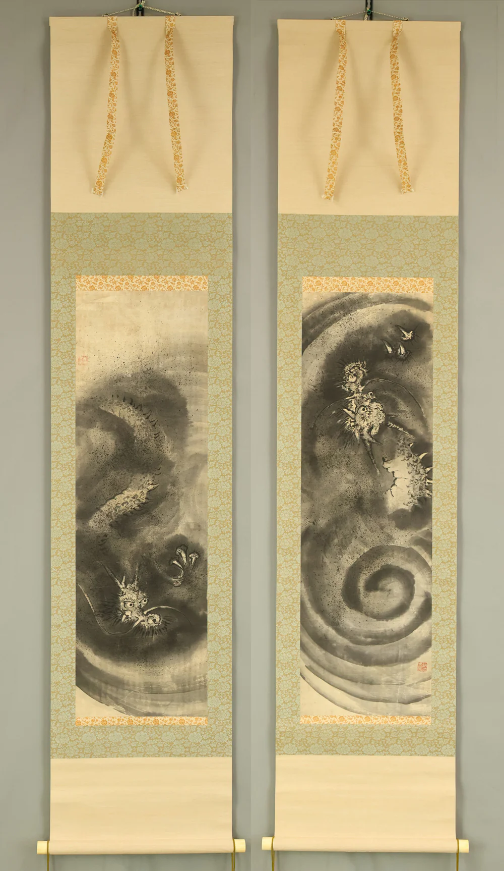 龍社山樵 Ryusha sansho Japanese art paired kakejiku kakemono wall hanging scrolls / Suiboku Ink Double Dragon with Box RE305