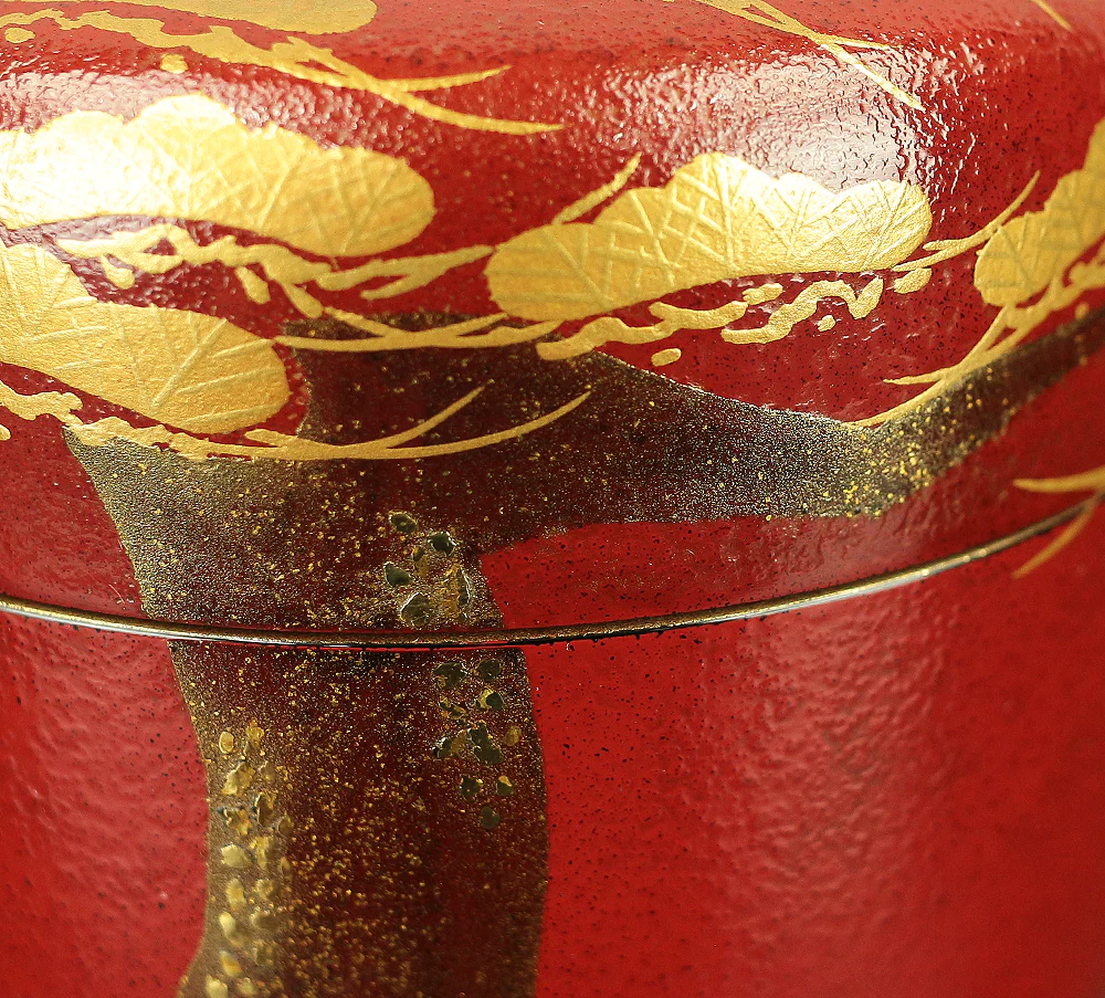 高崎秋峰 Takasaki Shuho (b 1947) Vermilion Ishime 朱石目 Gold Makie lacquer Pine Tree Large Natsume Tea Caddy with Original Box VA458 - Image 13