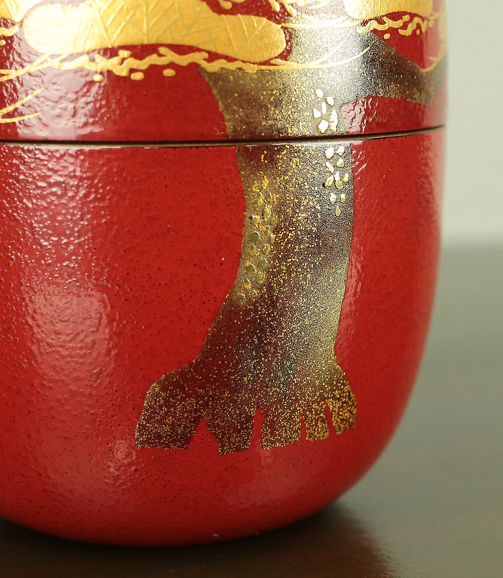 高崎秋峰 Takasaki Shuho (b 1947) Vermilion Ishime 朱石目 Gold Makie lacquer Pine Tree Large Natsume Tea Caddy with Original Box VA458 - Image 16