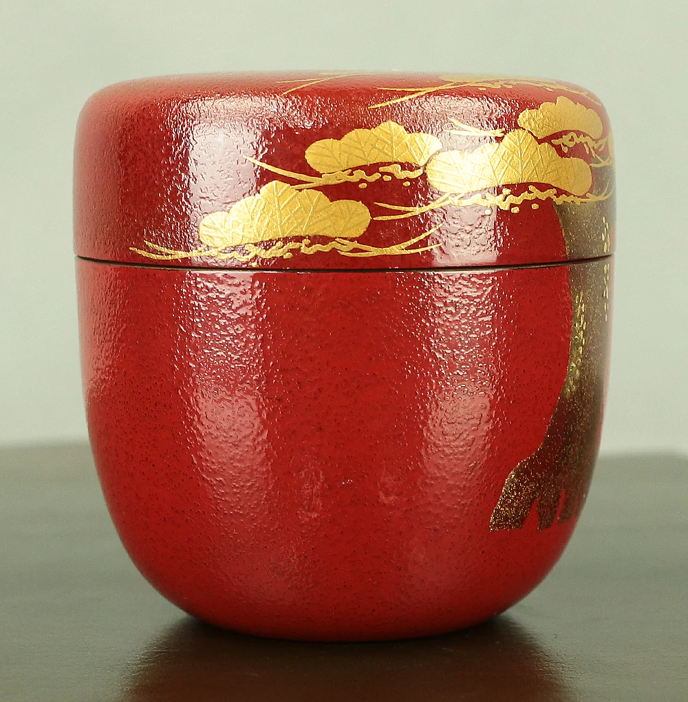 高崎秋峰 Takasaki Shuho (b 1947) Vermilion Ishime 朱石目 Gold Makie lacquer Pine Tree Large Natsume Tea Caddy with Original Box VA458 - Image 3