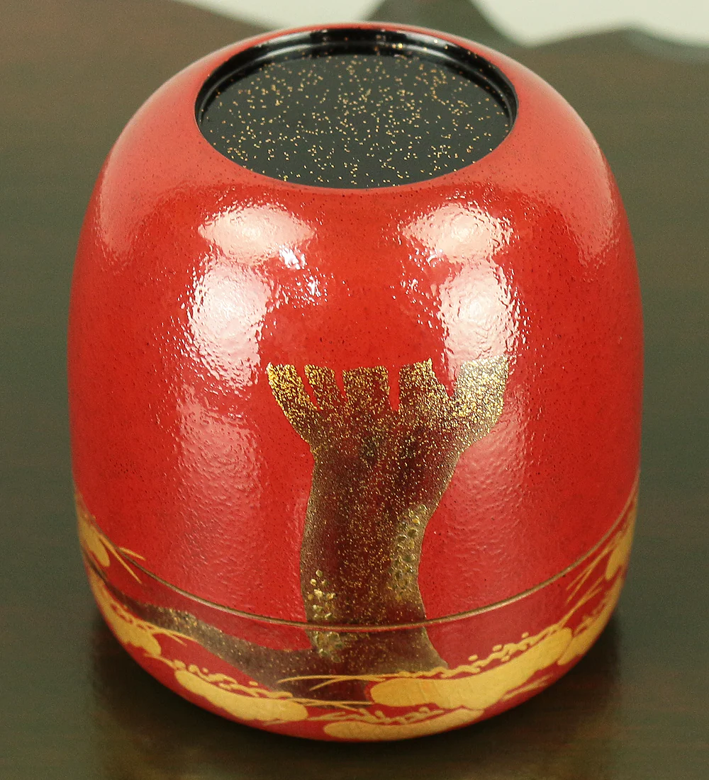高崎秋峰 Takasaki Shuho (b 1947) Vermilion Ishime 朱石目 Gold Makie lacquer Pine Tree Large Natsume Tea Caddy with Original Box VA458 - Image 30