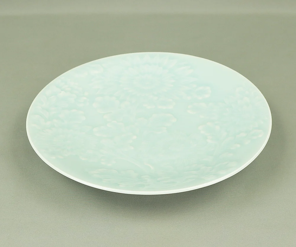 塚本快示 Tsukamoto Kaiji (1912-1990) Japanese Large Celadon Plate 'Chrysanthemum' design VA186 - Image 2