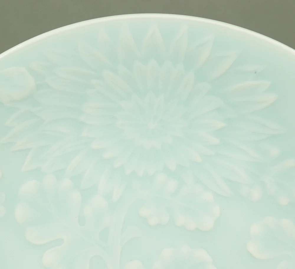 塚本快示 Tsukamoto Kaiji (1912-1990) Japanese Large Celadon Plate 'Chrysanthemum' design VA186 - Image 4