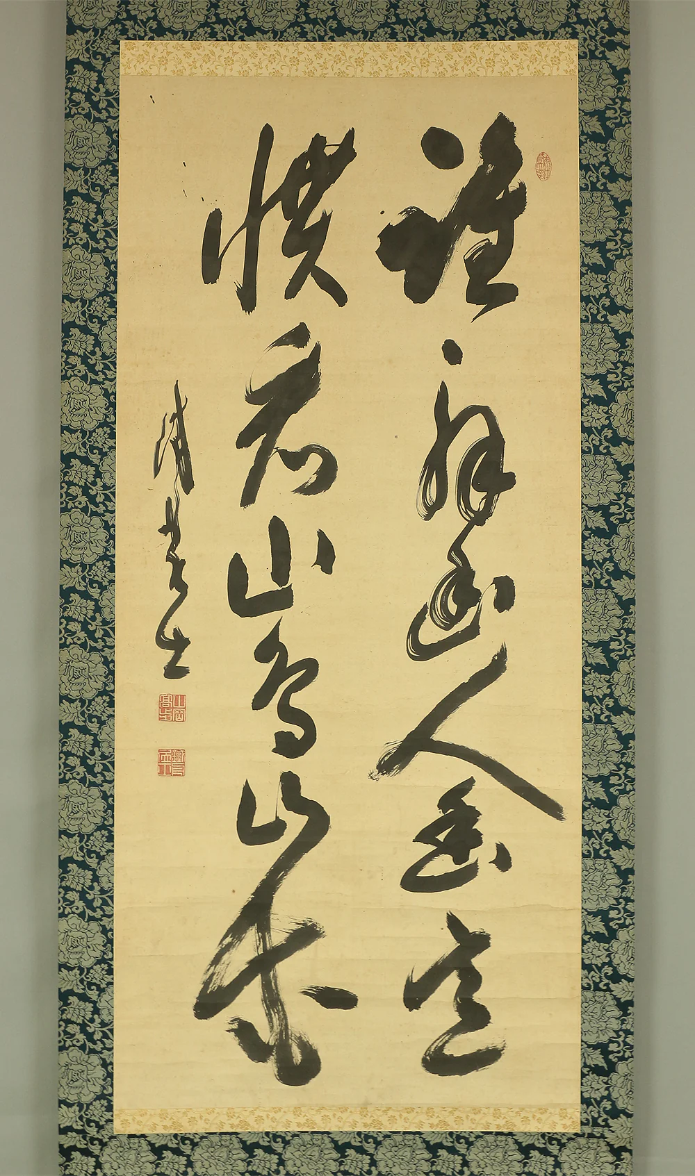 山岡鉄舟 Yamaoka Tesshu (1836-1888) Japanese antique art kakejiku kakemono wall hanging scroll / 誰解幽人幽意 慣看山鳥山花 Two Lines Calligraphy RC692