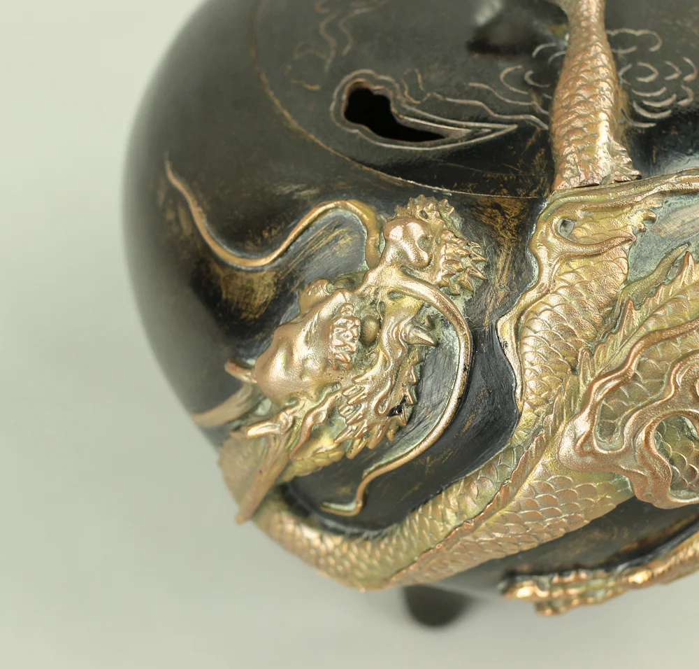 米田秀保 Yoneda Shuho (b1937) 'Dragon Holding Crystal Ball' Silver Inlay Casting Copper Tripod Koro Incense Burner Censer with Box VA246 - Image 5