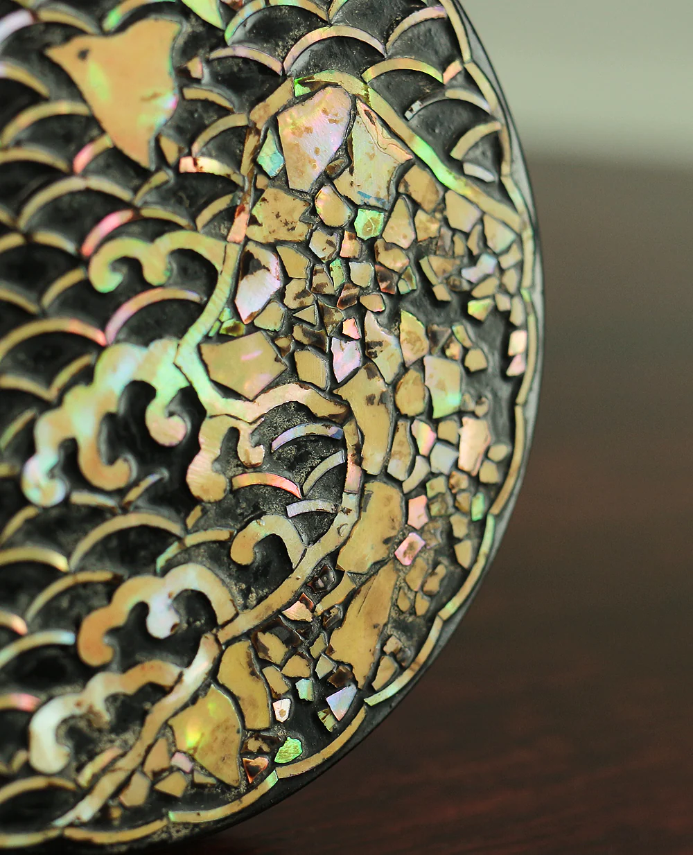 源陵香 Minamoto Ryoka (b 1920) 'Plover, Wave, and Mt. Fuji' Raden Mother of Pearl Lacquer Kogo Incense Container with Original Box (Tomobako) / Japanese Tea Ceremony Utensil VA291 - Image 13