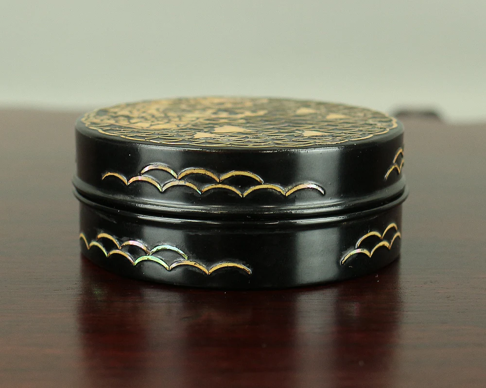 源陵香 Minamoto Ryoka (b 1920) 'Plover, Wave, and Mt. Fuji' Raden Mother of Pearl Lacquer Kogo Incense Container with Original Box (Tomobako) / Japanese Tea Ceremony Utensil VA291 - Image 5