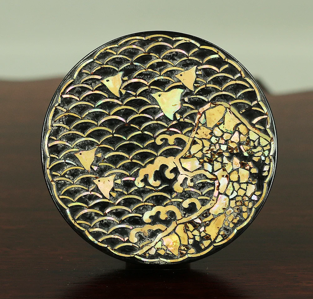 源陵香 Minamoto Ryoka (b 1920) 'Plover, Wave, and Mt. Fuji' Raden Mother of Pearl Lacquer Kogo Incense Container with Original Box (Tomobako) / Japanese Tea Ceremony Utensil VA291 - Image 7