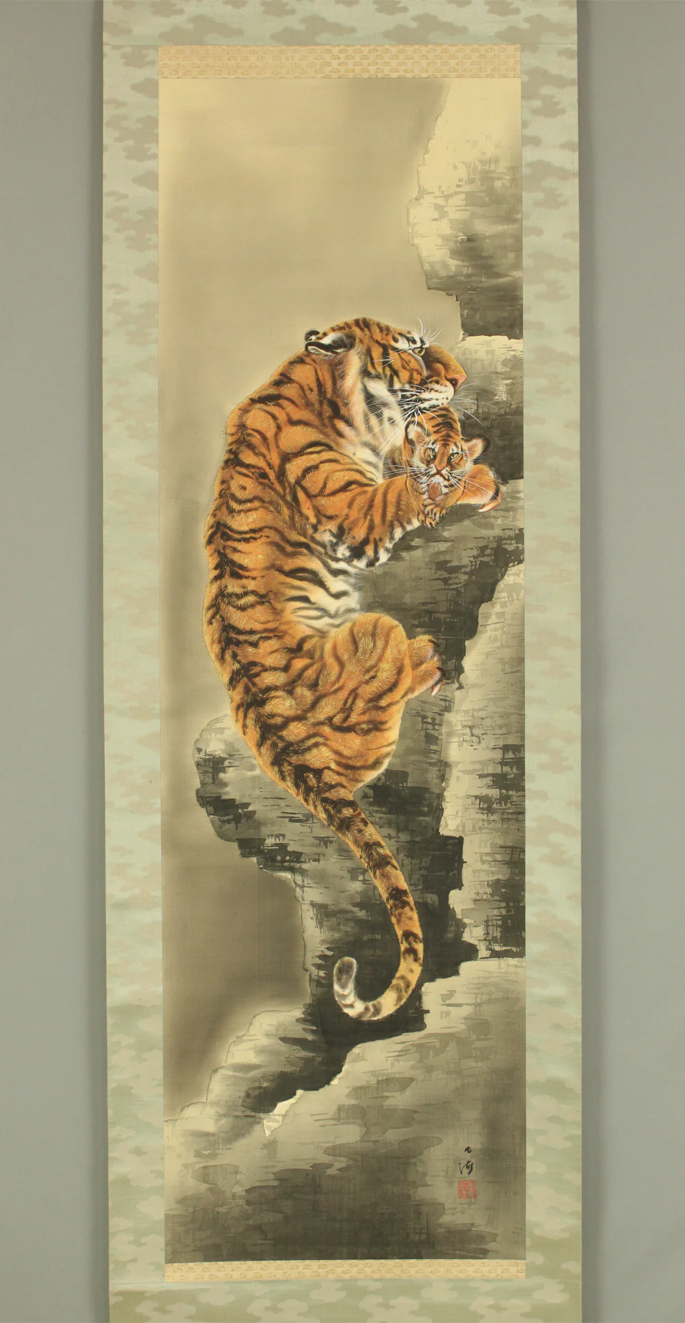 合淖 Gosyaku Japanese art kakejiku kakemono wall hanging scroll / Tiger Climbing Cliff with its Cubs with Box RC146