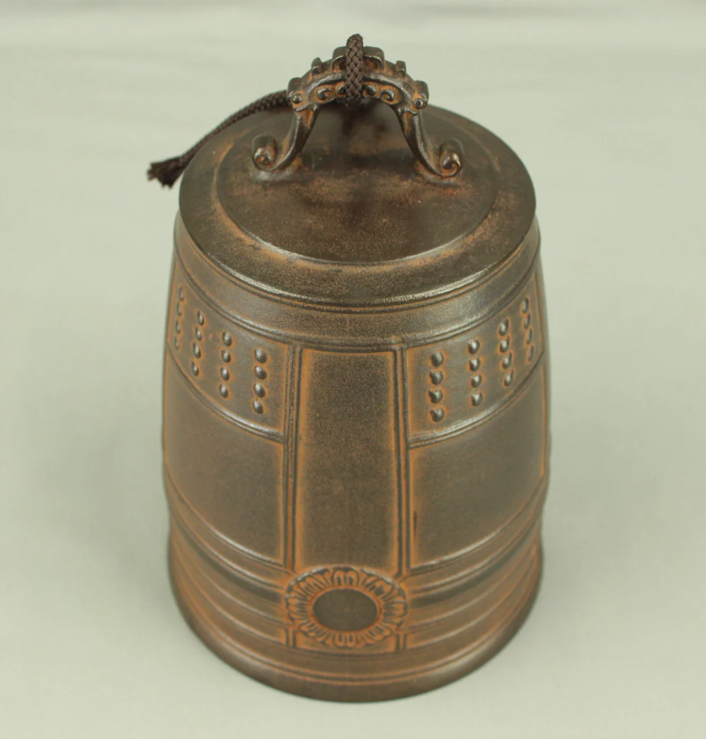 紫雲 Shiun Bronze Hanging Bell 喚鐘 'Kansho' 21cm Small Temple Bell with Hanging Stand and Box VA837 - Image 12
