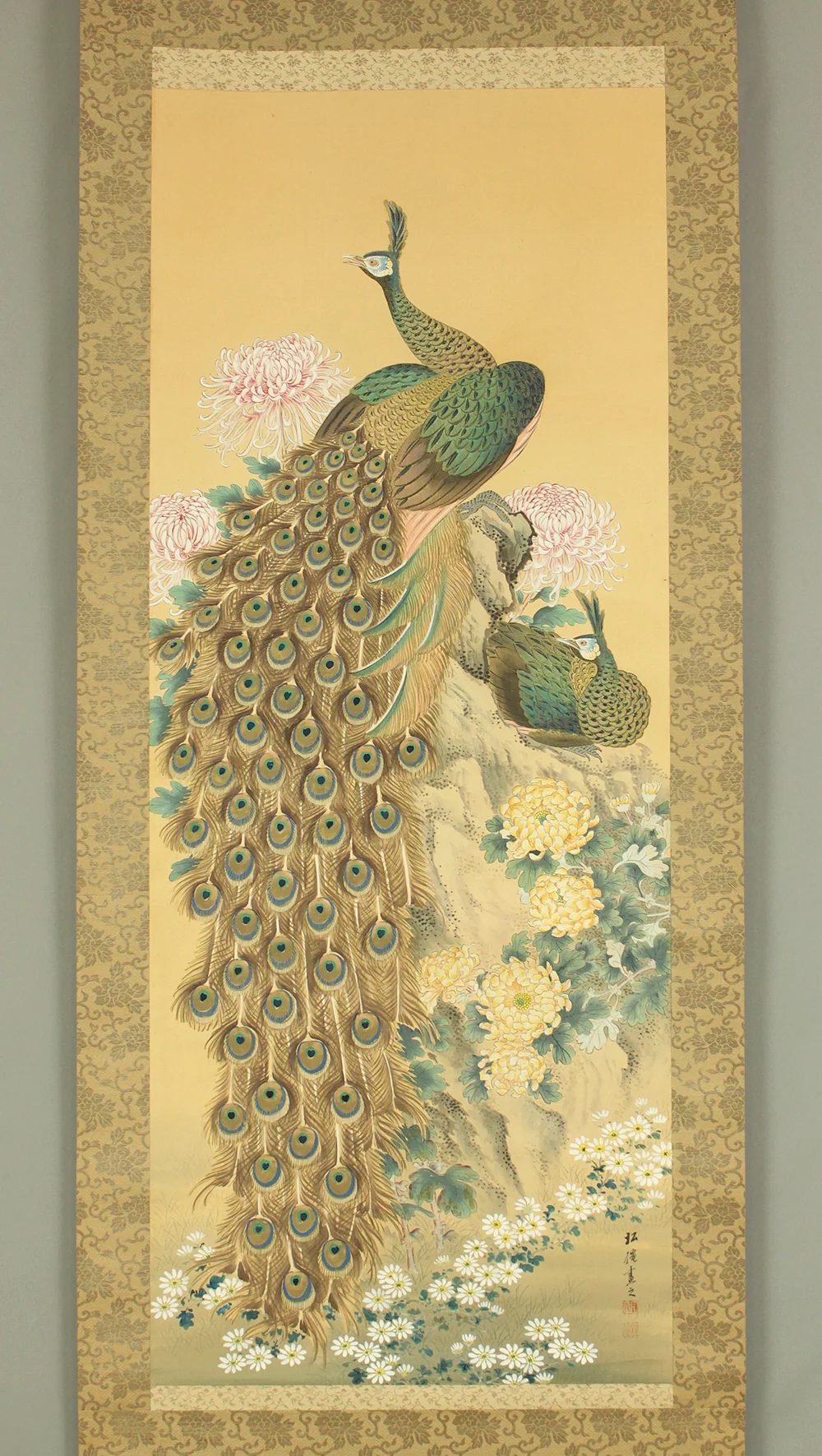 松僊 Shosen Japanese art kakejiku kakemono wall hanging scroll / Two Peafowls Peacock Large and Small Chrysanthemums RC152