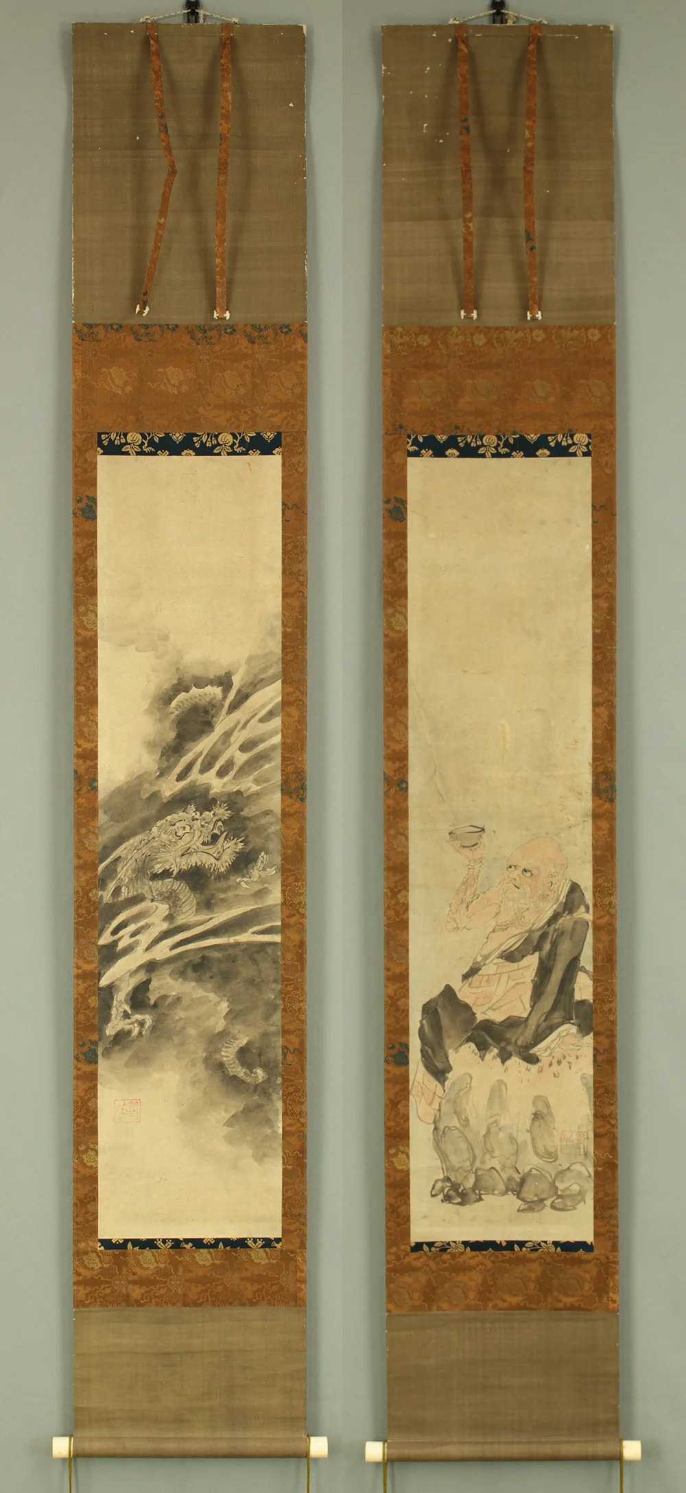 Attributed to 長谷川等伯 Hasegawa Tohaku (1539-1610) Japanese antique art Paired kakejiku kakemono wall hanging scroll / Dragons and Arhats with Box RD289