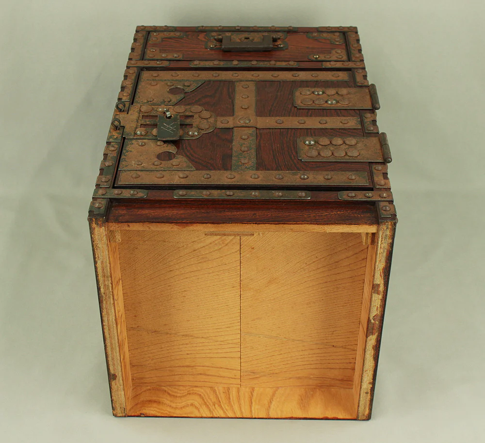 Funadansu Tansu Wooden Accessory Box reinforced with iron fittings, Drawers Lock and Key VA815 - Image 29