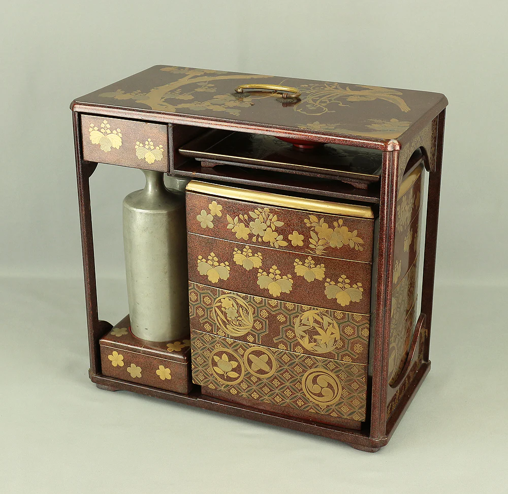Gold Makie Lacquered Plum Wisteria Paulownia and Cherry Blossom Pattern Portable Lunchbox Set Four-Tiered Box Jubako Two Sake Bottles, Sakazuki and Plates (Kochu 行厨 Hanami Bento 花見弁当 Nodate Bento 野点弁当) with Box VA233