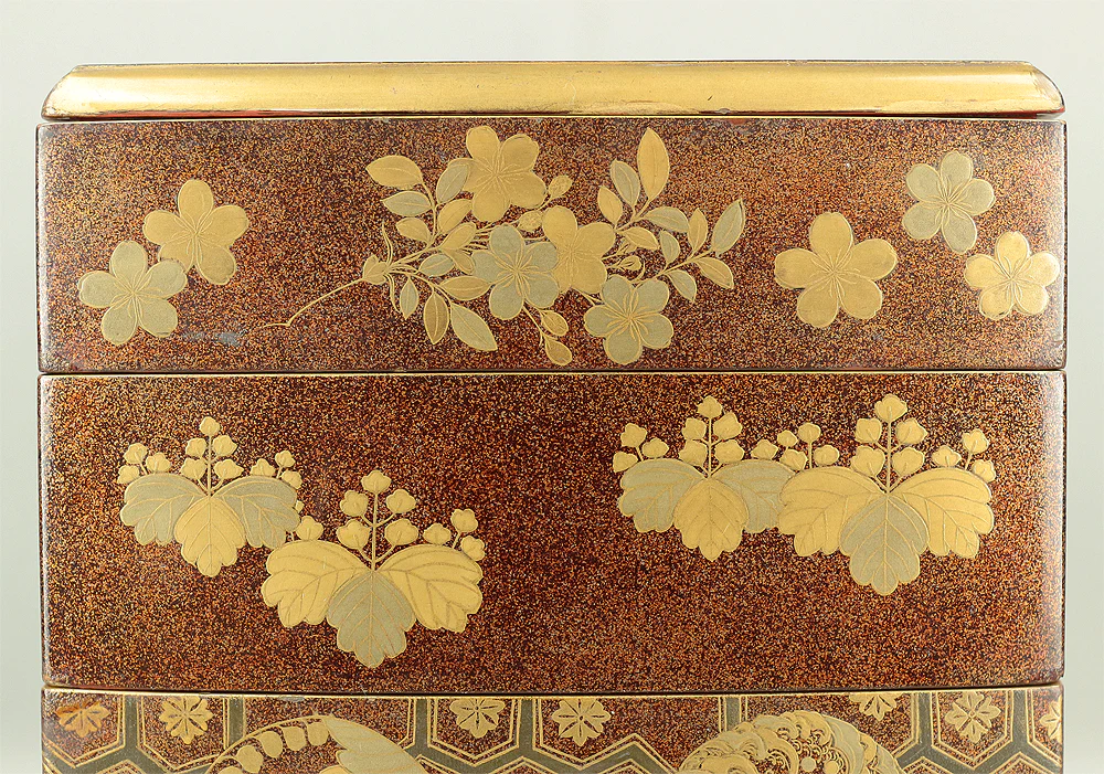 Gold Makie Lacquered Plum Wisteria Paulownia and Cherry Blossom Pattern Portable Lunchbox Set Four-Tiered Box Jubako Two Sake Bottles, Sakazuki and Plates (Kochu 行厨 Hanami Bento 花見弁当 Nodate Bento 野点弁当) with Box VA233 - Image 100