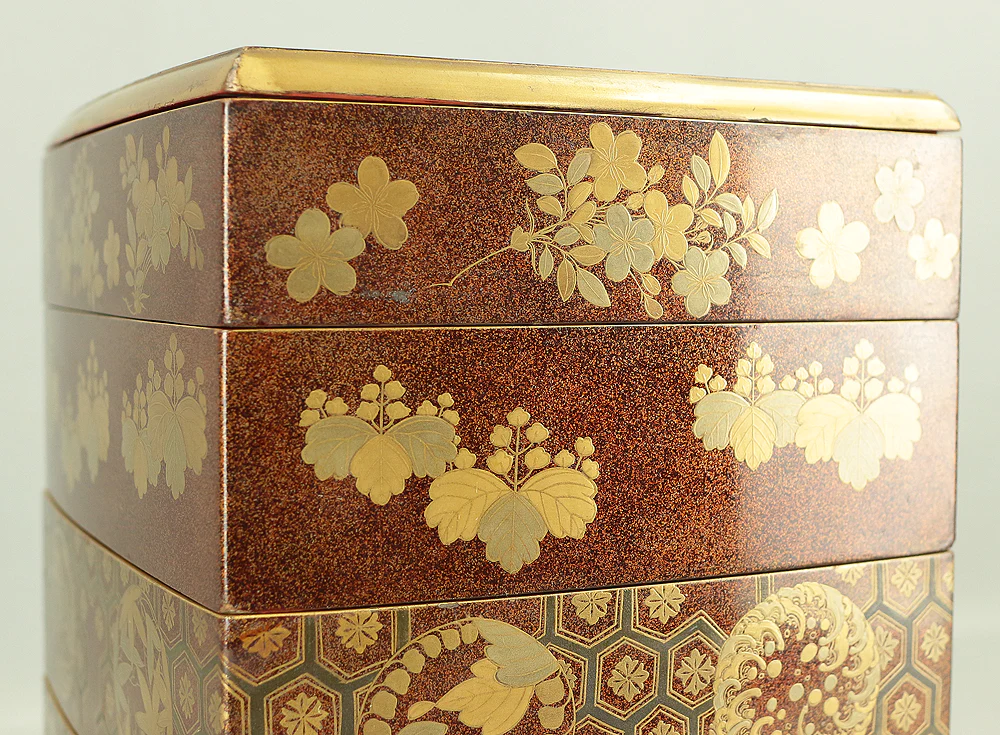 Gold Makie Lacquered Plum Wisteria Paulownia and Cherry Blossom Pattern Portable Lunchbox Set Four-Tiered Box Jubako Two Sake Bottles, Sakazuki and Plates (Kochu 行厨 Hanami Bento 花見弁当 Nodate Bento 野点弁当) with Box VA233 - Image 105