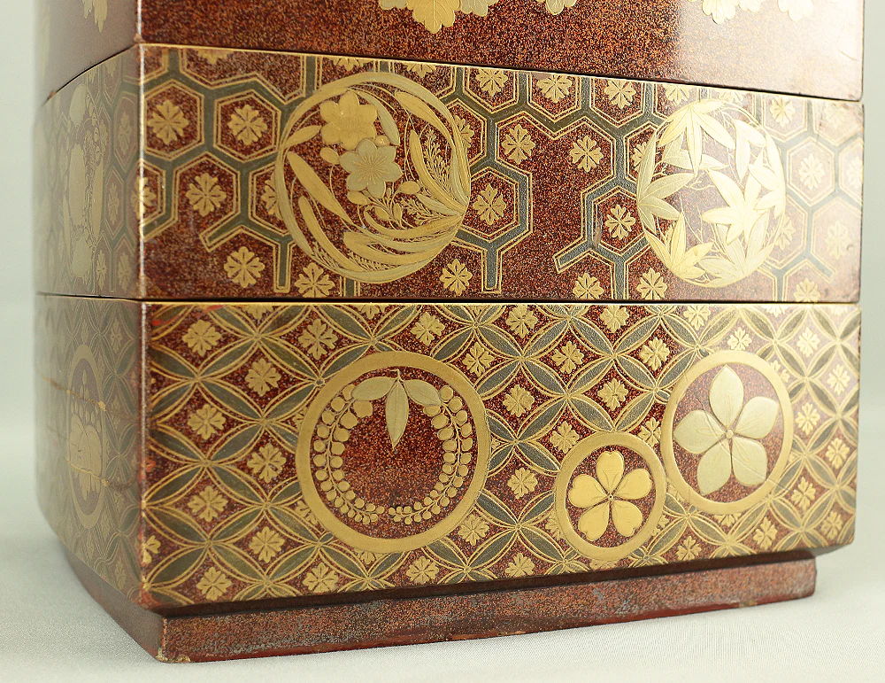 Gold Makie Lacquered Plum Wisteria Paulownia and Cherry Blossom Pattern Portable Lunchbox Set Four-Tiered Box Jubako Two Sake Bottles, Sakazuki and Plates (Kochu 行厨 Hanami Bento 花見弁当 Nodate Bento 野点弁当) with Box VA233 - Image 123