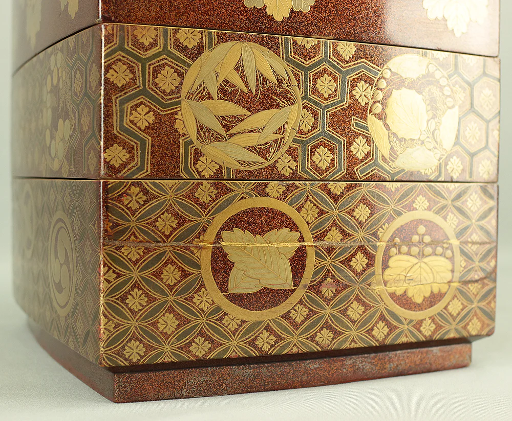Gold Makie Lacquered Plum Wisteria Paulownia and Cherry Blossom Pattern Portable Lunchbox Set Four-Tiered Box Jubako Two Sake Bottles, Sakazuki and Plates (Kochu 行厨 Hanami Bento 花見弁当 Nodate Bento 野点弁当) with Box VA233 - Image 130