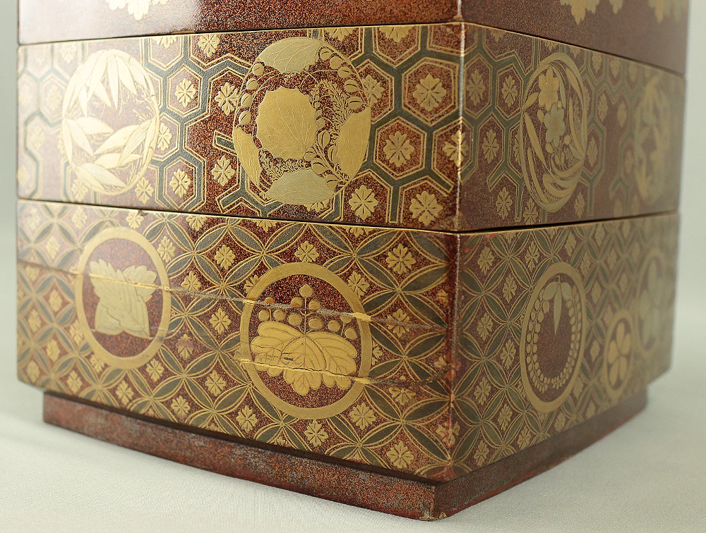 Gold Makie Lacquered Plum Wisteria Paulownia and Cherry Blossom Pattern Portable Lunchbox Set Four-Tiered Box Jubako Two Sake Bottles, Sakazuki and Plates (Kochu 行厨 Hanami Bento 花見弁当 Nodate Bento 野点弁当) with Box VA233 - Image 131